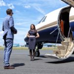 Авиакомпании, запрещённые в Евросоюзе Passenger talking to stewardess in front of executive jet